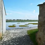 Au Pied De L'ile Oleron Holiday home *