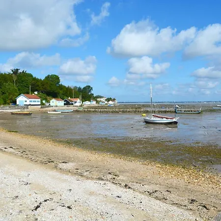 Au Pied De L'ile Oleron
